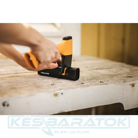 fiskars-xsharp-fejsze-es-keselezo-3